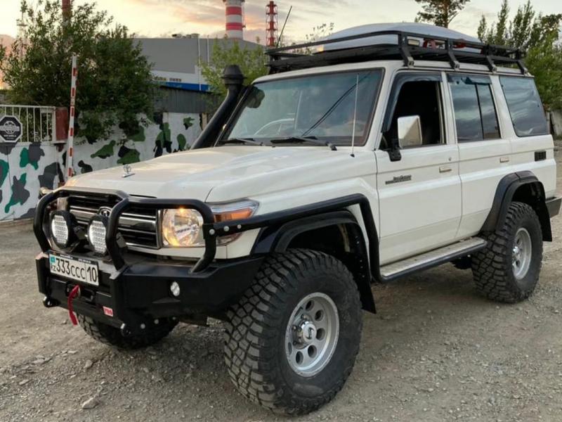 Toyota Land Cruiser 76