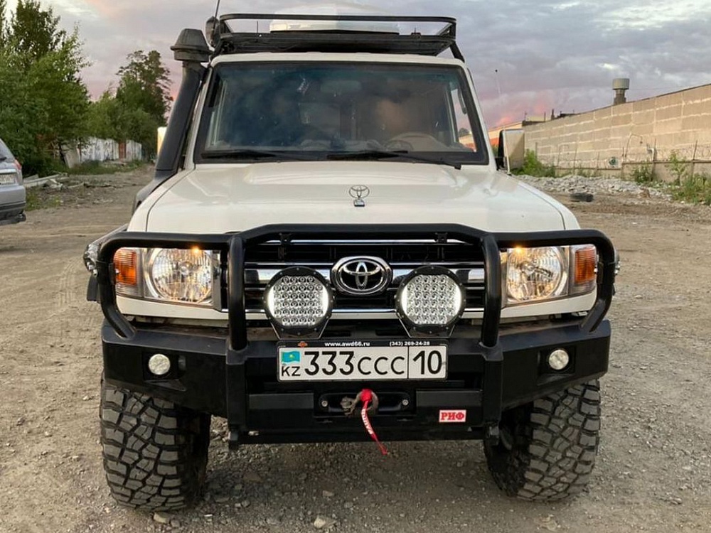 Toyota Land Cruiser 76