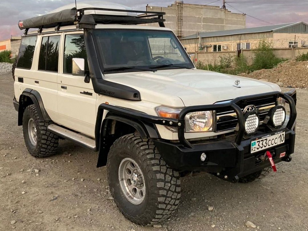 Toyota Land Cruiser 76